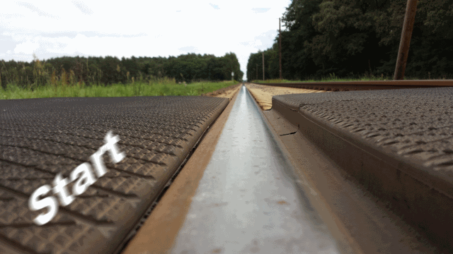 Gleis an einem Bahnübergang